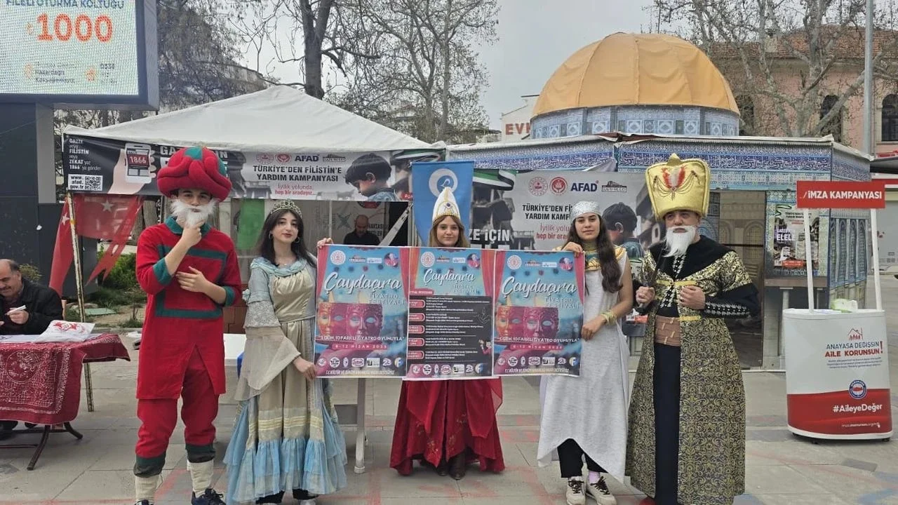 Elazığ’da Tiyatro Şöleni Kortejle Başladı