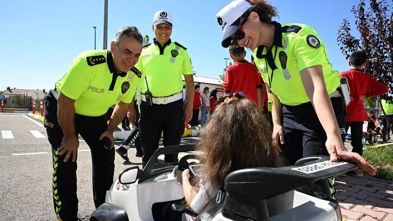 Elazığ’da Geleceğin Sürücüleri Trafik Kurallarını Sahada Öğreniyor