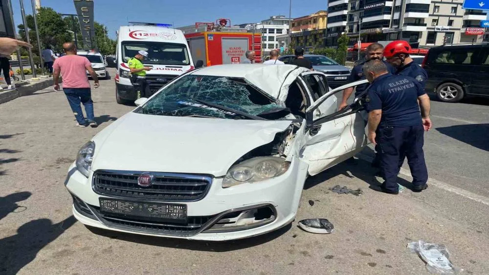 Elazığ’da Tır ile Otomobilin Çarpışması: 3 Kişi Yaralandı