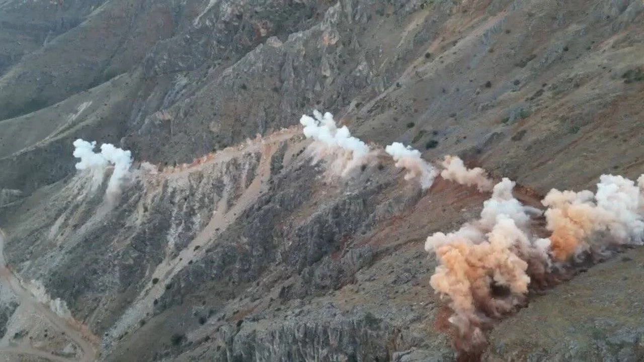 Keban’da Ulaşım İçin Dev Patlatma: Zırkı Yolu’nda Engeller Kaldırılıyor