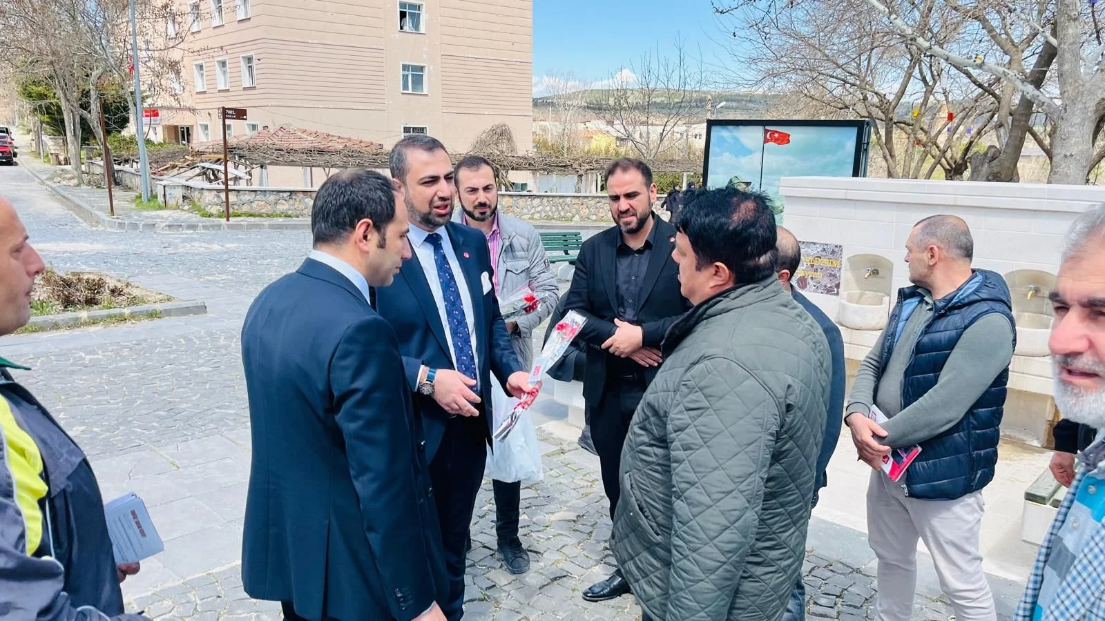 Saadet Partisi, Kutlu Doğum Haftasını Kutlayıp Karanfil Dağıttı