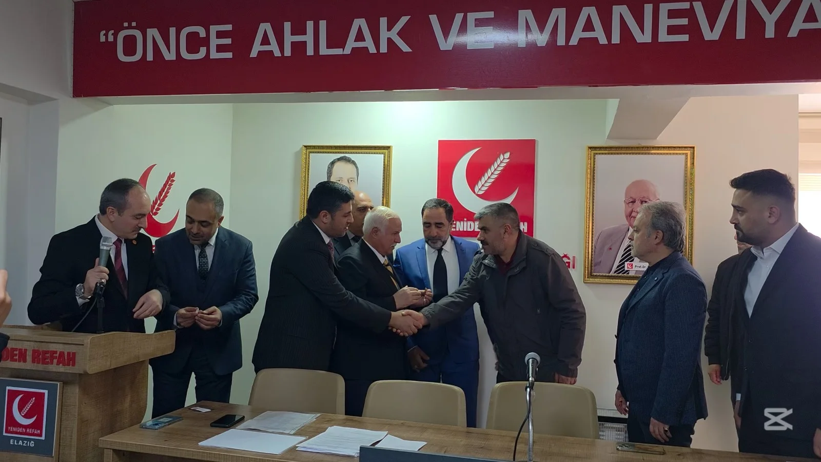 Yeniden Refah Partisi’ne Katılanlara Rozetleri Takıldı