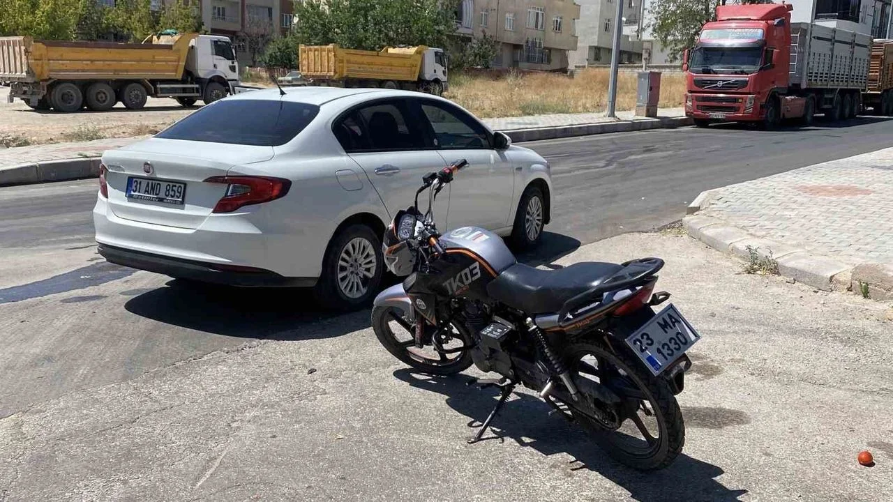 Elazığ’da Trafik Kazası: Motosiklet ve Otomobil Çarpıştı