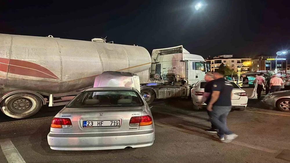 Elazığ’da Tanker ve Otomobilin Karıştığı Arbedede 2 Kişi Yaralandı