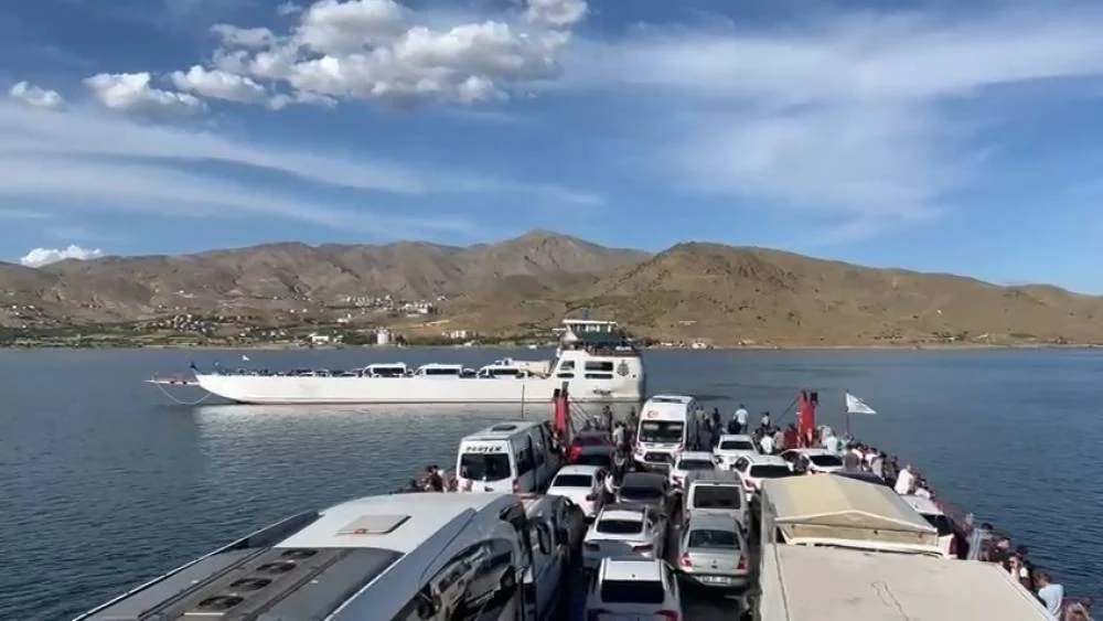 Feribottan Baraja Atlama Anı Kamerada: İzleyenleri Şoke Etti