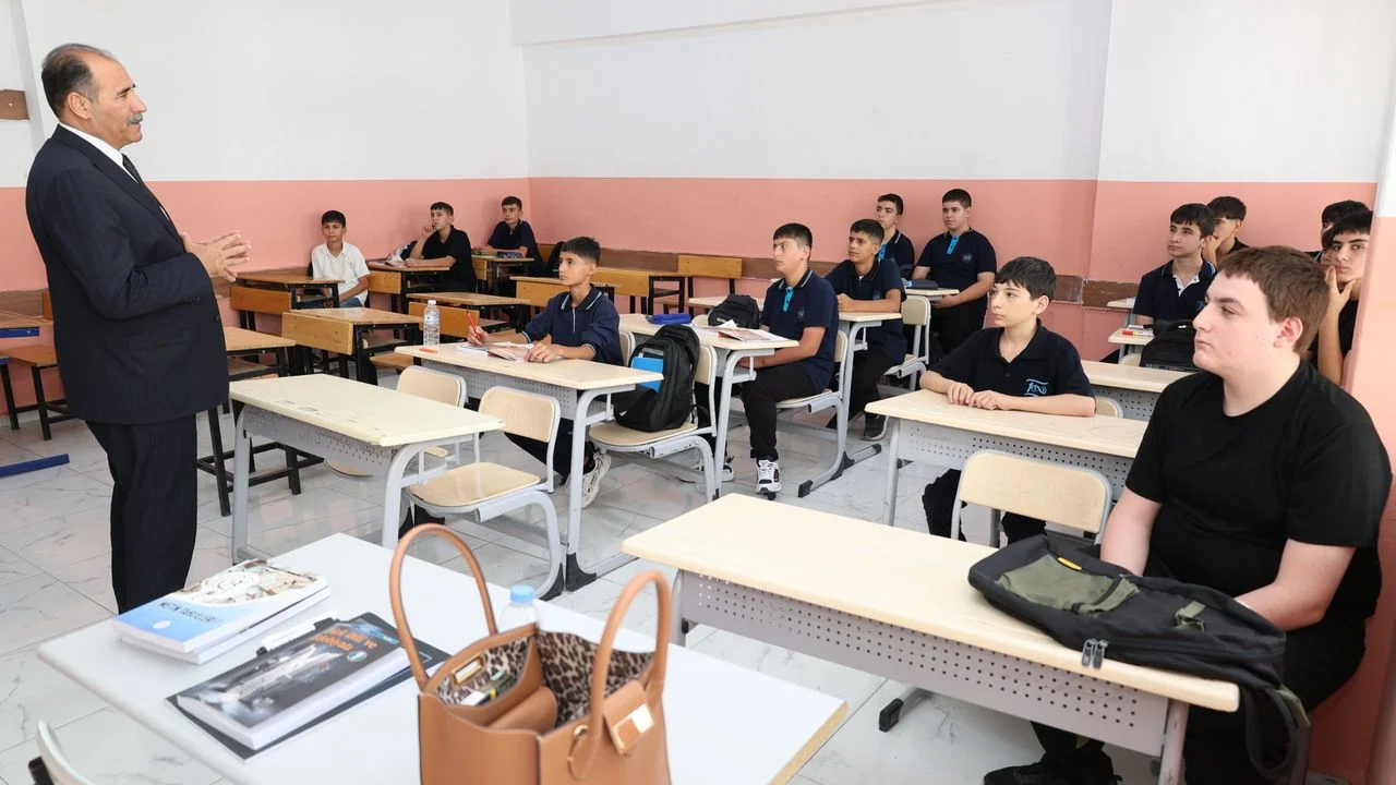 Eğitimde Yerinde İnceleme: Aziz Gün, 100. Yıl Mesleki ve Teknik Anadolu Lisesi’ni Ziyaret Etti