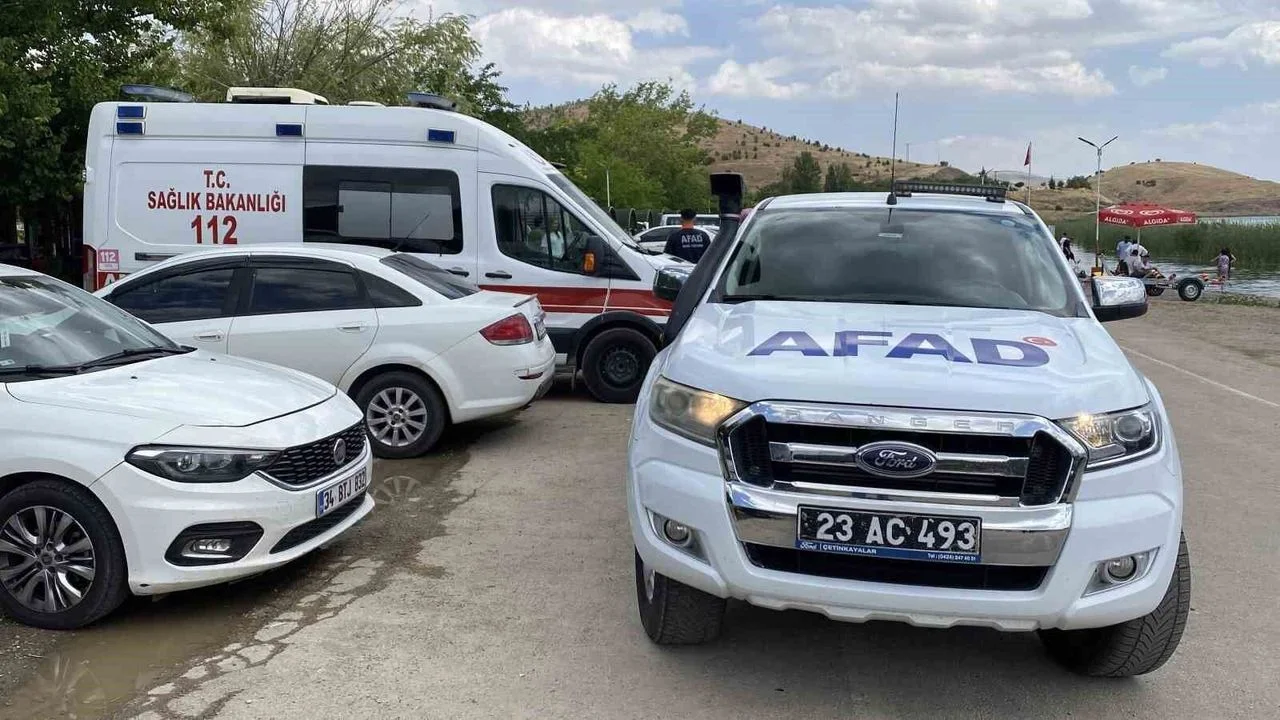 Elazığ Hazar Gölü’nde Facianın Eşiğinden Dönüldü: Batan Teknede 7 Kişi Kurtarıldı
