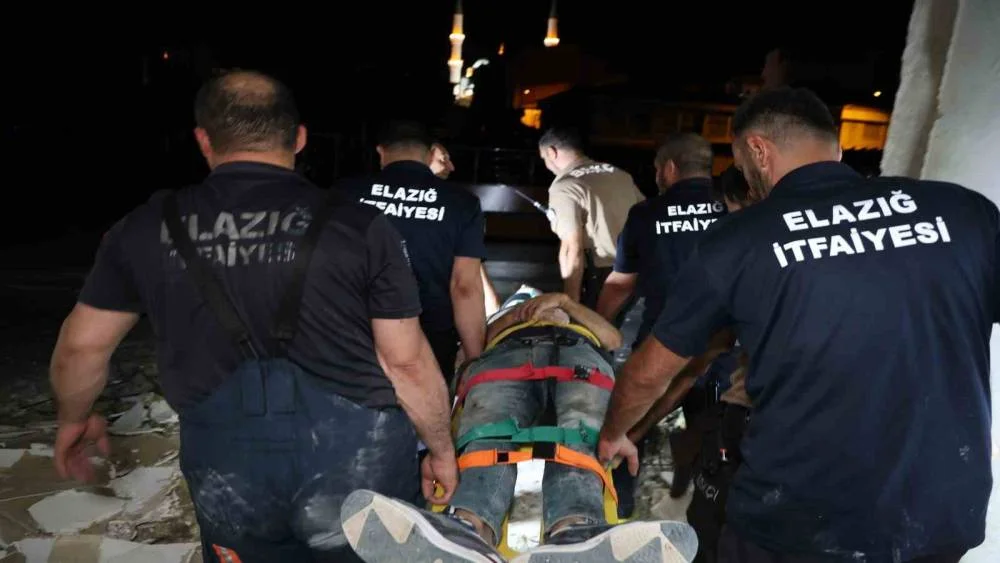İtfaiye Ekipleri Asansör Boşluğuna Düşen Şahsı Hayata Döndürdü