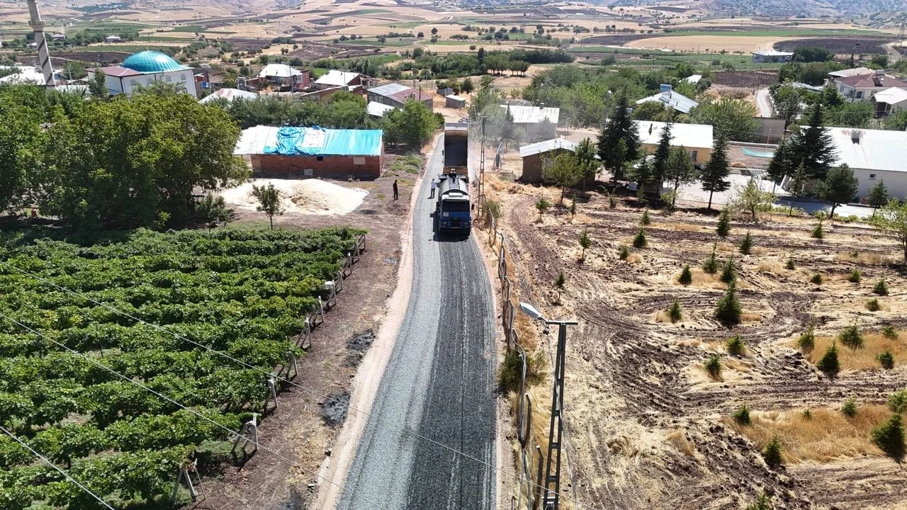 Kovancılar’da Ulaşım Konforu Artıyor: Valifahribey Köyü’nde Asfalt Hamlesi