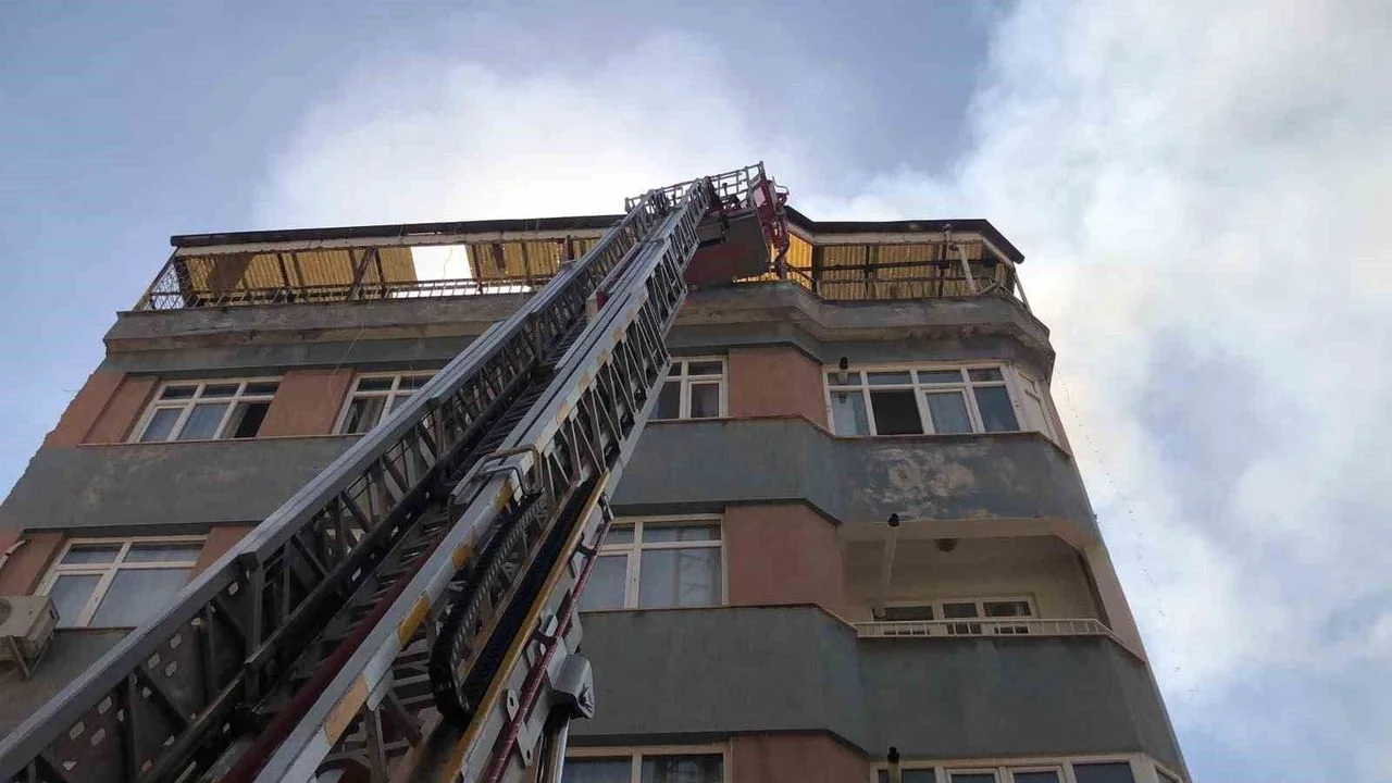 Elazığ’da Beş Katlı Binada Korkutan Yangın: Bir Kişi Dumandan Etkilendi