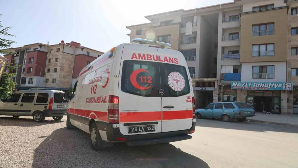 Elazığ’da Çıkan Yangında Dumandan Etkilenen 2 Çocuk Hastaneye Kaldırıldı