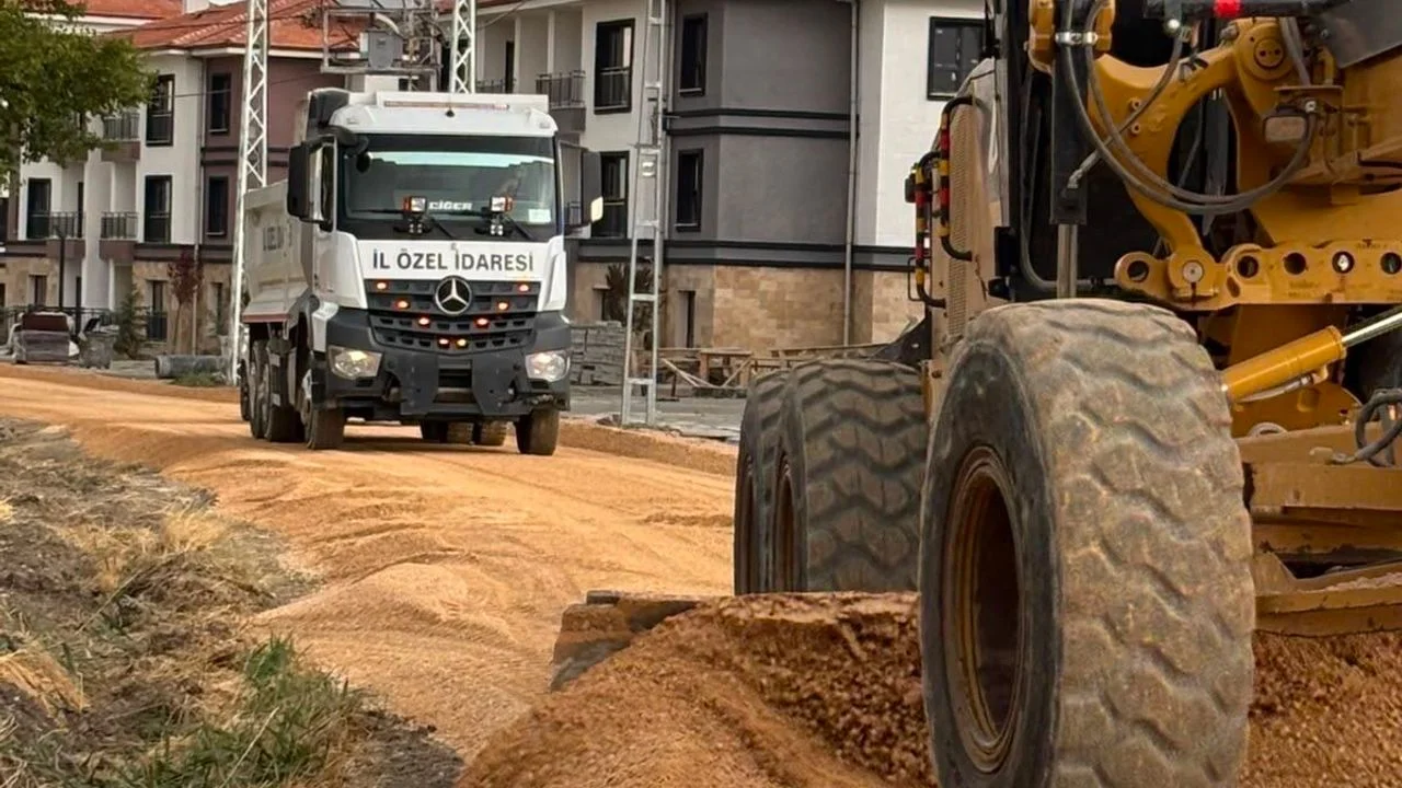 Elazığ’da Ulaşım Seferberliği: Doğankuş Köyü Yolunda Asfalt Hazırlığı Başladı