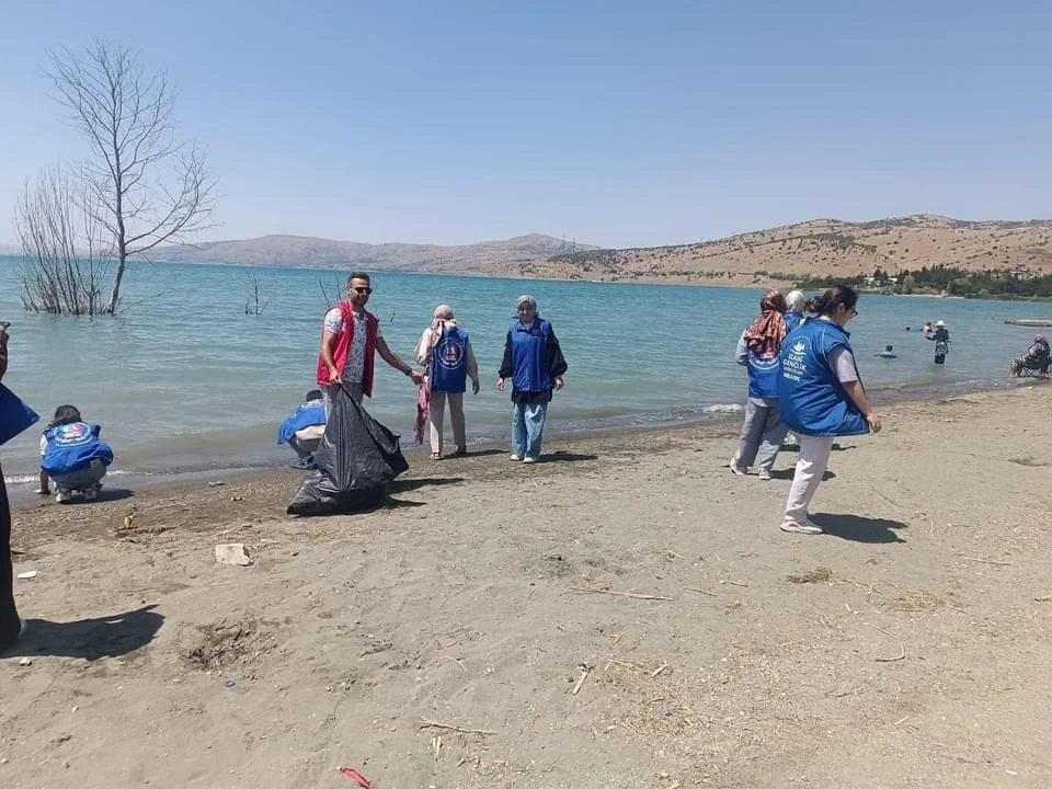Elazığ’da Gençler Hazar Gölü’nde Çevre Temizliği Yaptı