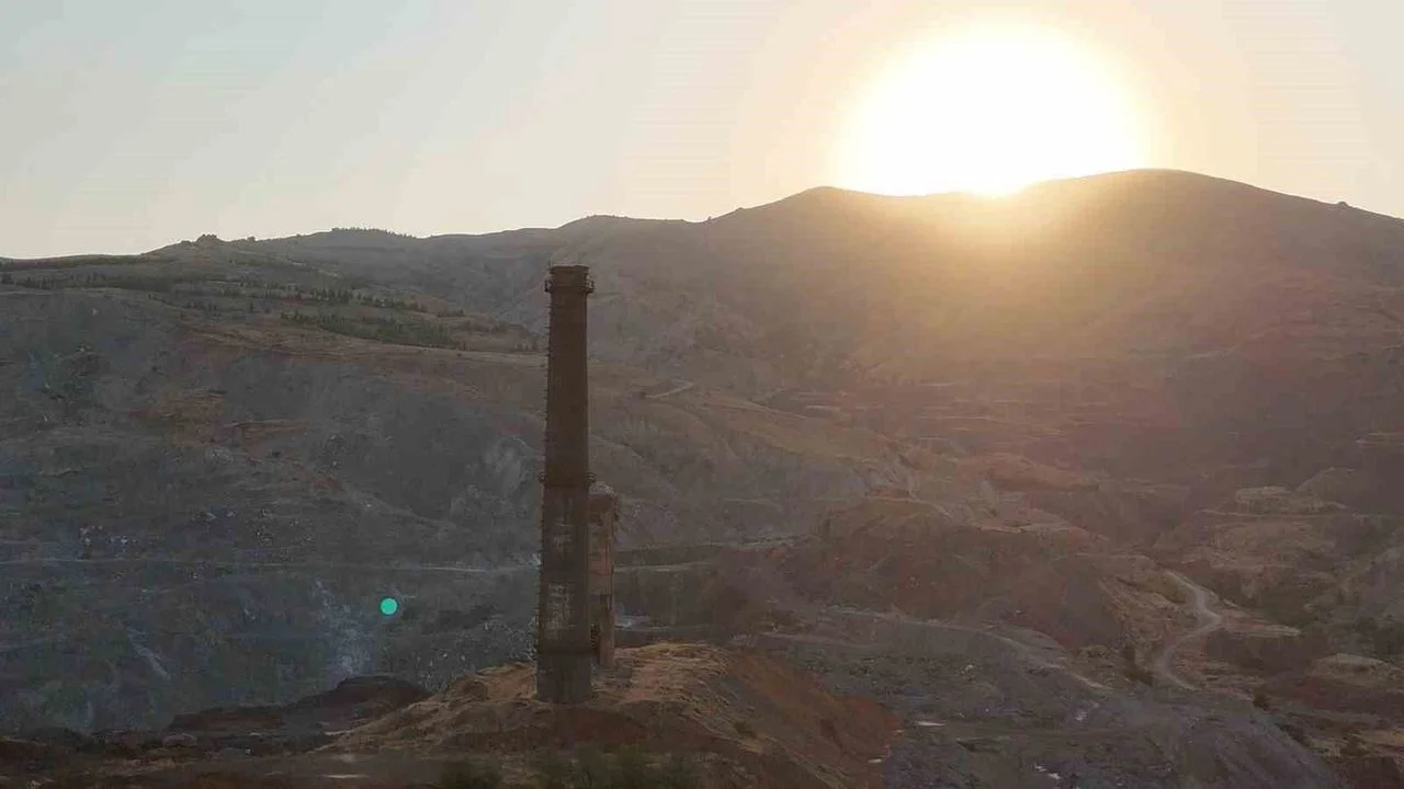 Elazığ Maden’de Gün Batımı: Tarihi Fabrika Bacası ve Eşsiz Coğrafya
