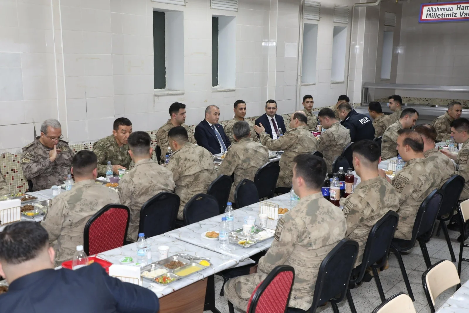 Vali Hatipoğlu, İftarda Askerlerle Bir Araya Geldi