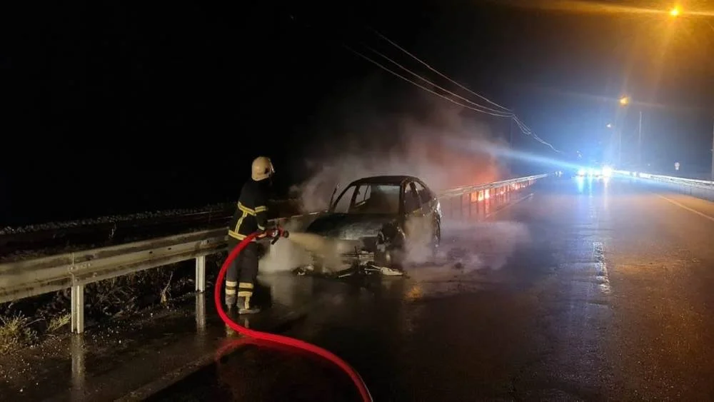 Elazığ’da Gece Yarısı Korkutan Yangın: Bir Otomobil Alevler İçinde Kaldı