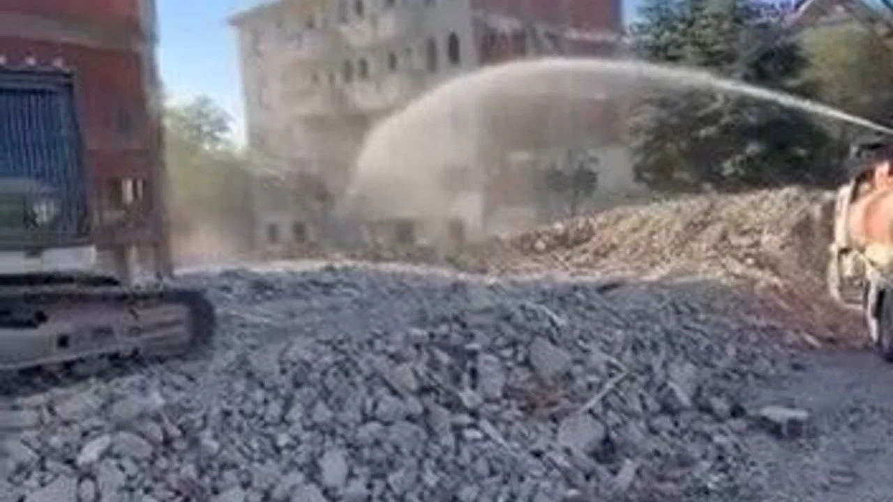 Elazığ’da Kentsel Dönüşüm: 5 Katlı Bina Korna Sesiyle Yıkıldı
