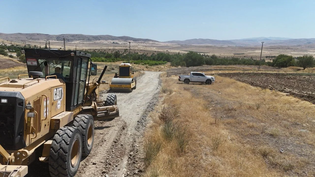 Elazığ Koruk Köyü’nde Ulaşım Atağı: Yollar Yenileniyor