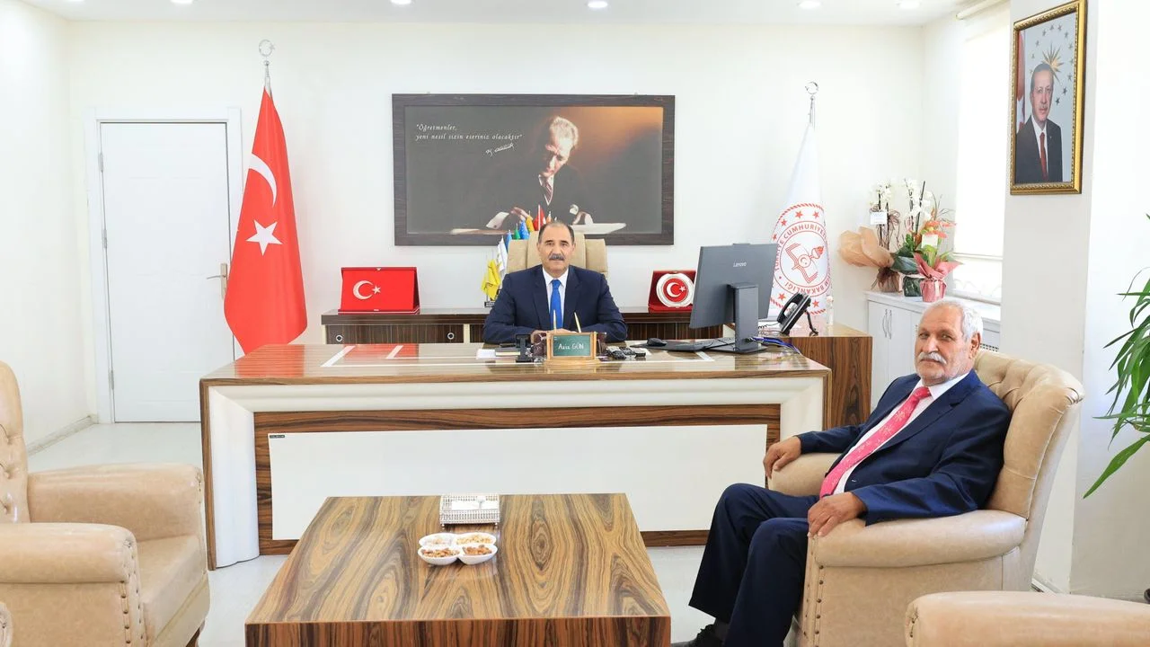 Eğitim Camiasında Nezaket Ziyareti: Mustafa Aslanoğlu’ndan Aziz Gün’e Tebrik