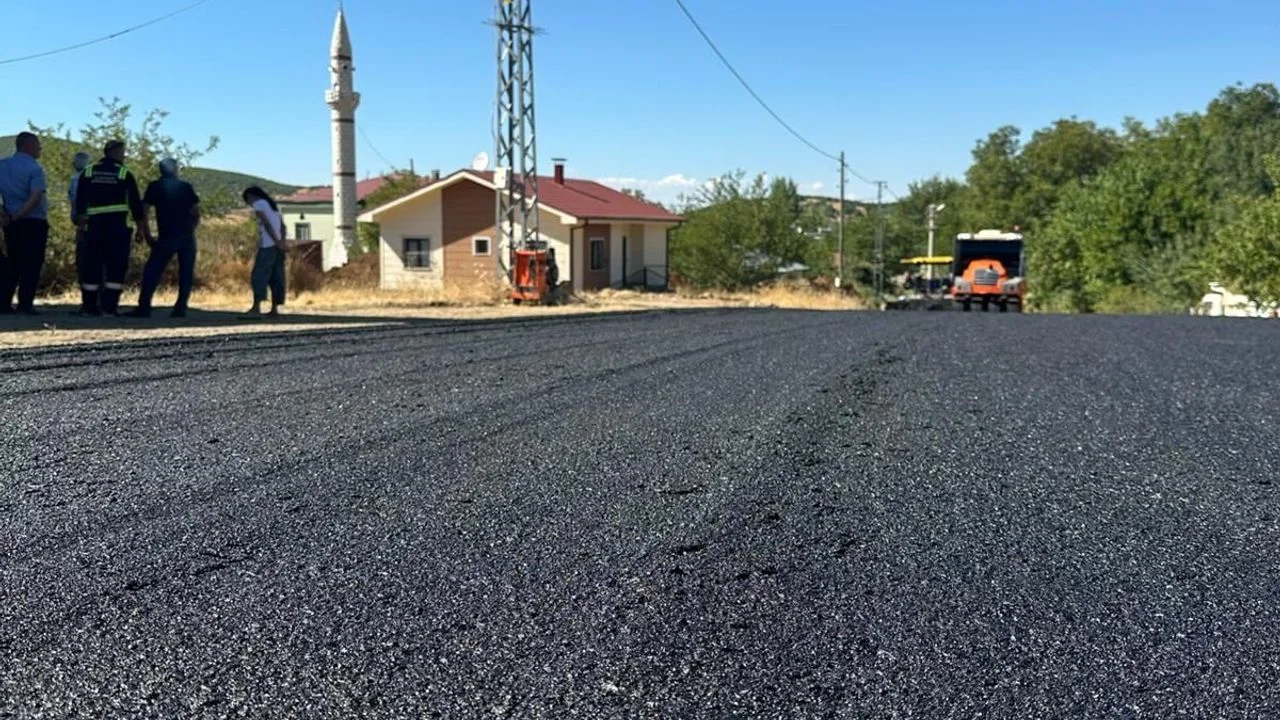Elazığ Palu’da Ulaşım Seferberliği: Bozçanak Köyü’nde Yol Çalışmaları Hız Kazandı