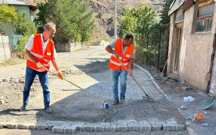Palu’da Yollar Onarılıyor, Camii ve Taziye Evleri Restorasyonla Güzelleştiriliyor