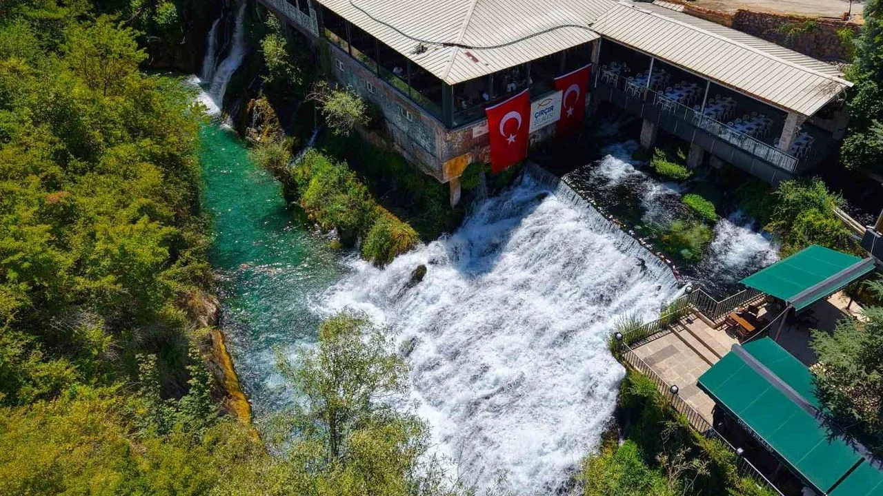 Dünyanın En Genç Şelalesi Çırçır: Elazığ’ın Turkuaz İncisi