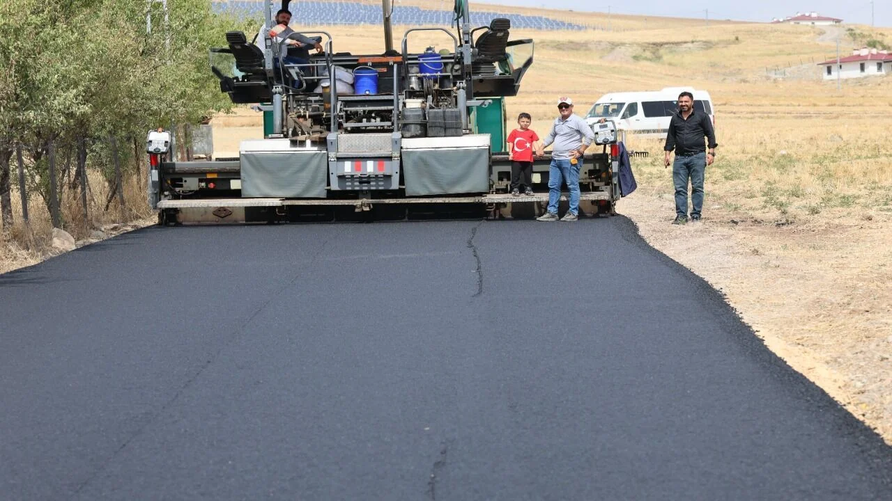 Kovancılar Adalı Köyü’nde Modern Yol Hamlesi: Asfalt Çalışmaları Start Aldı