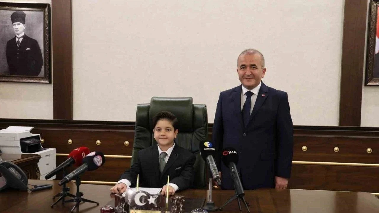 Vali Koltuğuna Oturan Minik Mustafa’nın İlk Talimatı Emniyet Müdürüne Oldu