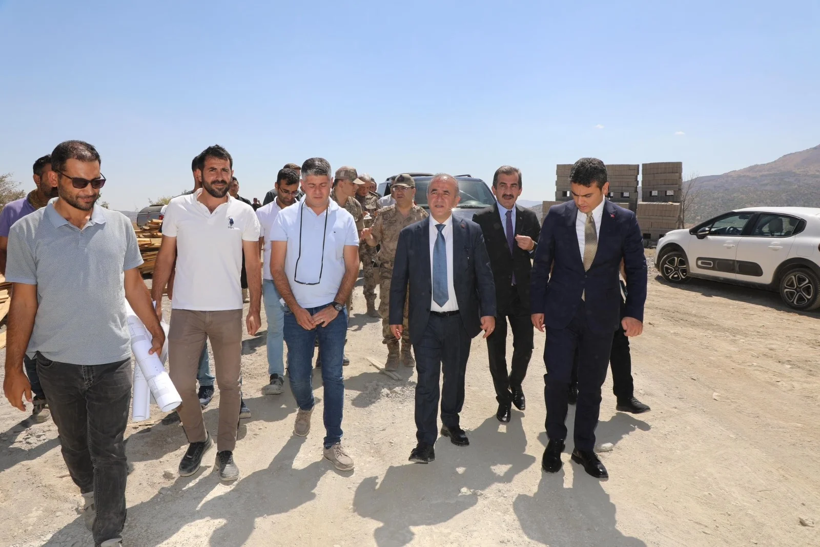 Vali Hatipoğlu’nun Alacakaya Temasları
