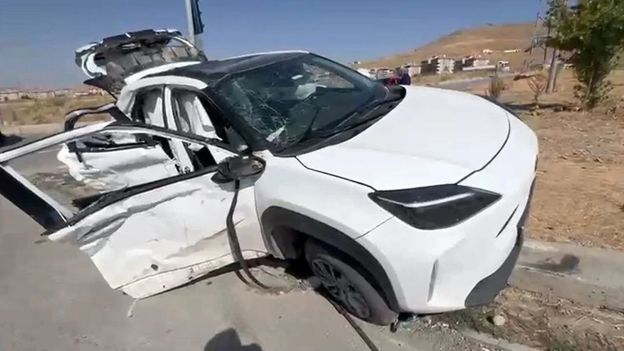 Elazığ’da Feci Kaza: Tır ve Otomobil Çarpıştı, 4 Yaralı