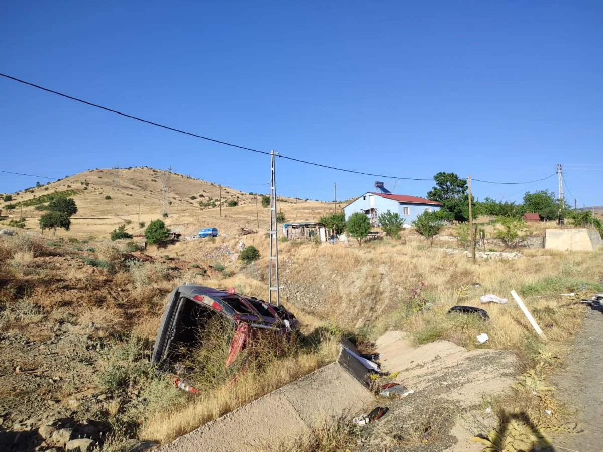 Elazığ-Keban Yolunda Kontrolden Çıkan Araç Şarampole Devrildi: Sürücü Ağır Yaralı