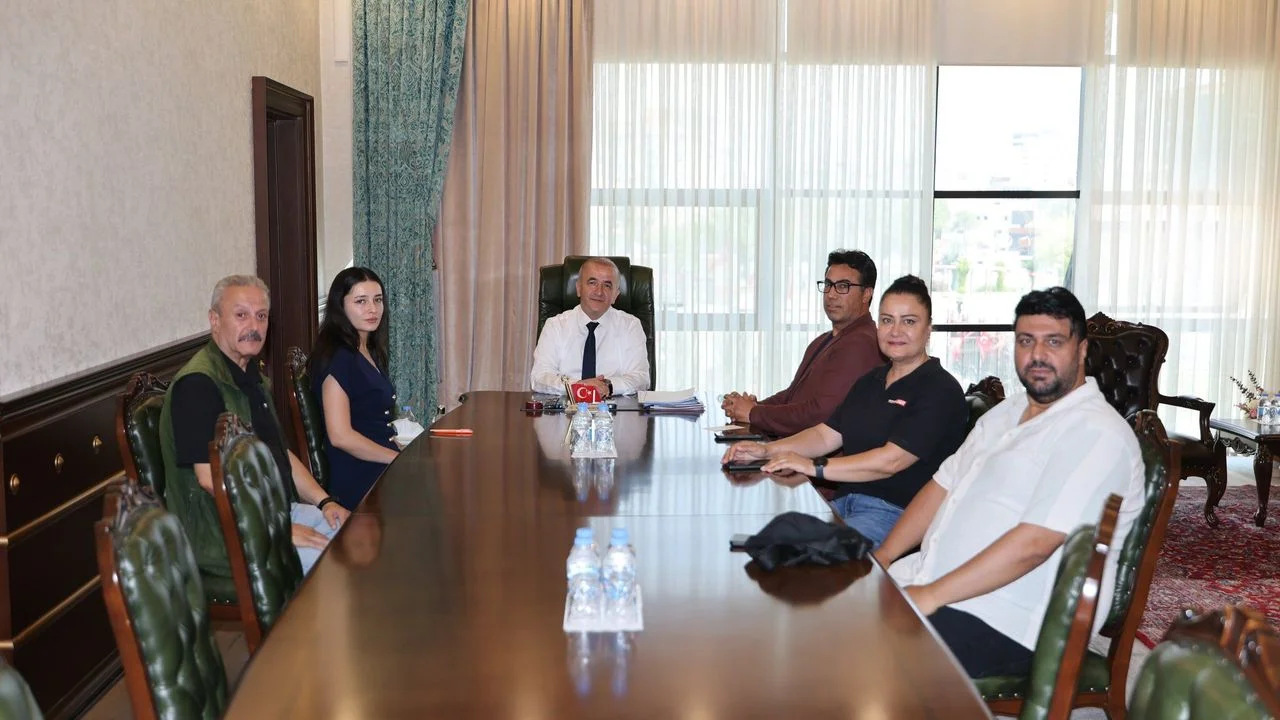 TRT Sinema Tırı Elazığ’da: Vali Hatipoğlu’ndan Kültürel Etkinliklere Tam Destek
