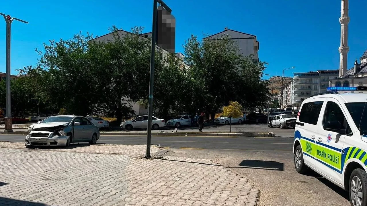 Elazığ’da Dehşet Anları: İki Otomobilin Çarpıştığı Kazada Mucize Kurtuluş