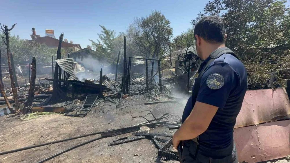 Elazığ’da Çıkan Ahır ve Kümes Yangınında 15 Keçi ve 29 Tavuk Can Verdi