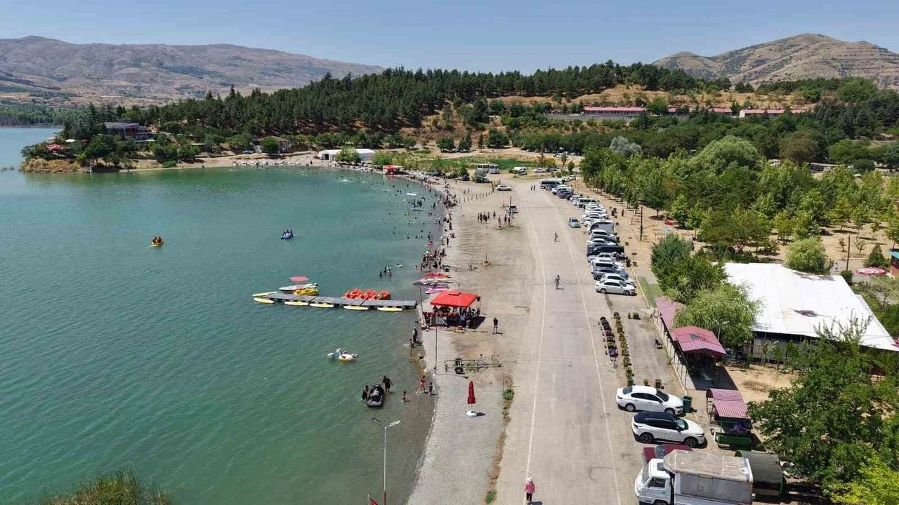 Ege Sahillerini Aratmayan Görüntü: Doğu’nun Saklı Denizi Hazar Gölü’ne Tatilci Akını