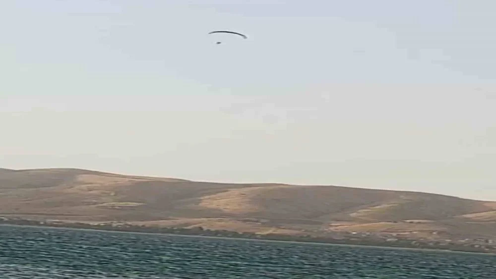 Elazığ’da Yamaç Paraşütü Kazası: Ani Rüzgar Paraşütçüyü Göle Sürükledi