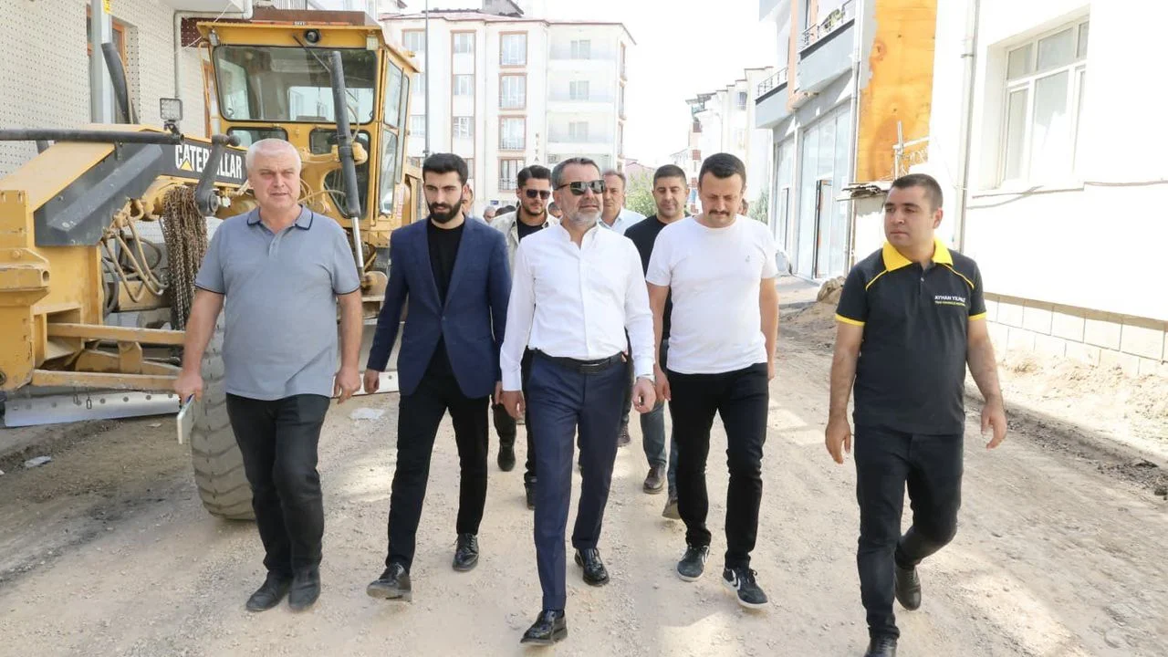 Elazığ’da Yol Seferberliği: Başkan Şerifoğulları Yeni Mahalle’deki Çalışmaları Denetledi