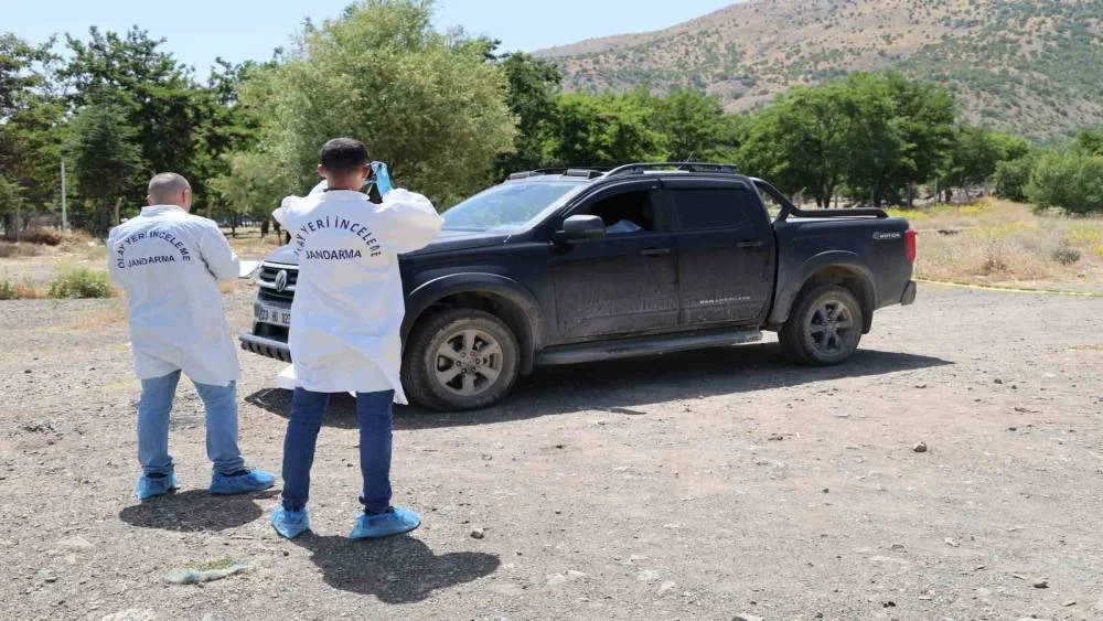 Elazığ’da Şüpheli Ölüm: Bir Araçta 2 Kişi Hayatını Kaybetti