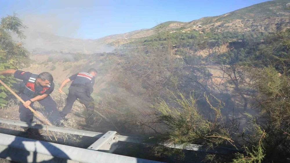 Elazığ’da Bir Saate Üç Yangın; Söndürme Çalışmalarına TOMA’lardan Destek